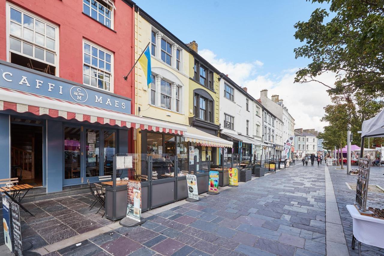 Host & - High Street *